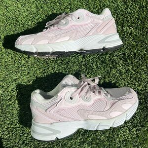 Pink adidas astir